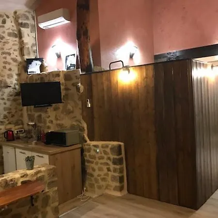 לינה וארוחת בוקר Chez Marinou 3*